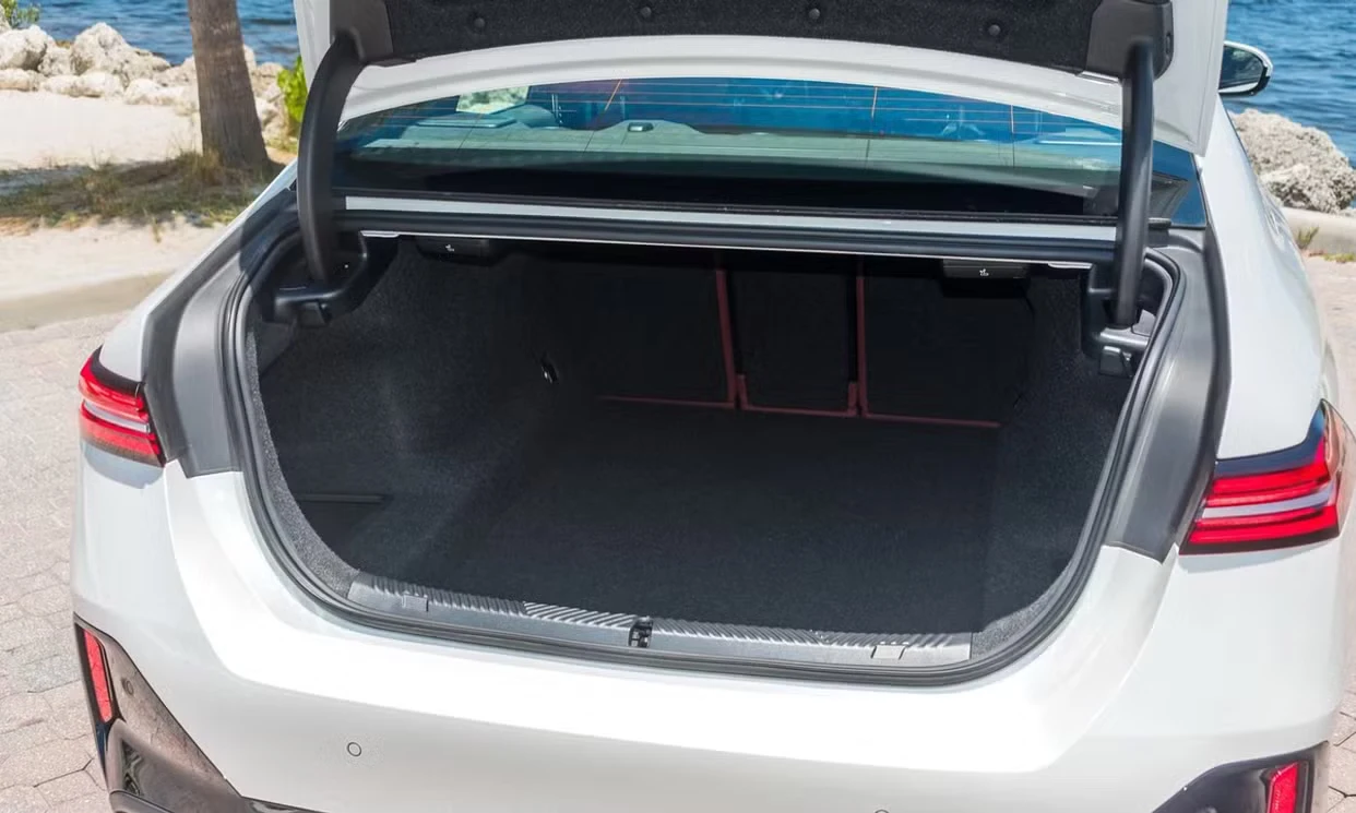 BMW 530i 2026 — vehicle gallery, photo 11