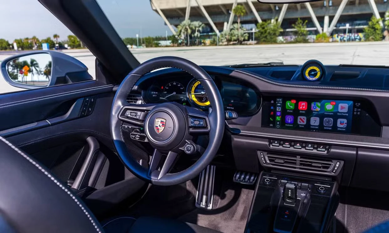 Porsche 911 Carrera 2023 — vehicle gallery, photo 9