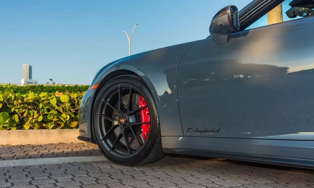 Porsche 911 Carrera GTS 2025 — vehicle gallery, photo 17