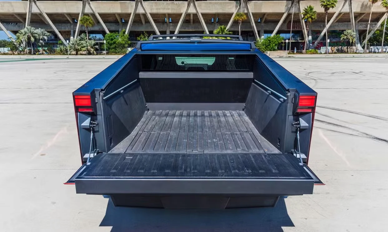 Tesla Cybertruck 2024 — vehicle gallery, photo 16